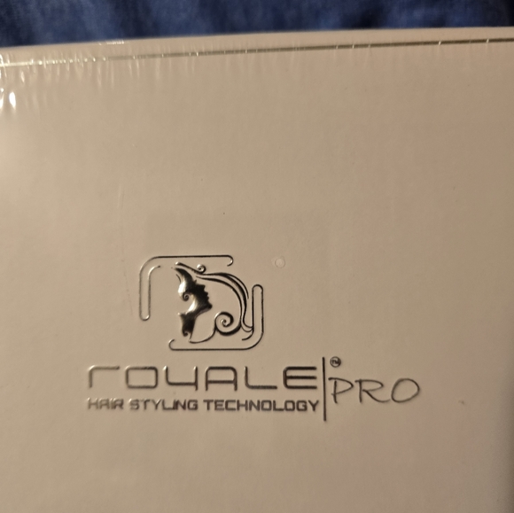 Royale Hair Styling Pro Flat Iron And The Multi Purpose Ceramic Hairbrush - Picture 5 of 14